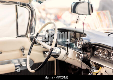 Retro Innenraum. Lenkrad und Fahrersitz der Oldtimer. Classic Old automoile Dashboard. Stockfoto