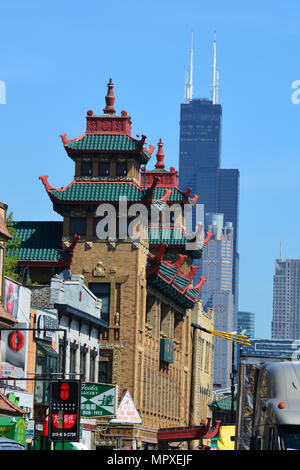 Der Willis Tower, ehemals Sears Tower, Webstühle hinter dem ikonischen Pui Tak Kulturzentrum auf S. Wentworth Ave. in Chicagos Chinatown Nachbarschaft. Stockfoto