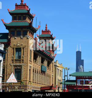 Der Willis Tower, ehemals Sears Tower, Webstühle hinter dem ikonischen Pui Tak Kulturzentrum auf S. Wentworth Ave. in Chicagos Chinatown Nachbarschaft. Stockfoto