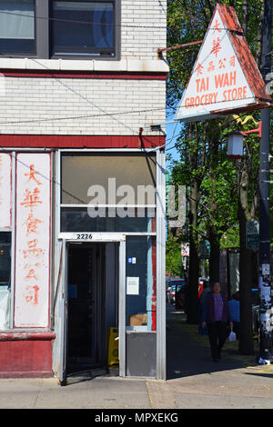 Eine Nachbarschaft Lebensmittelgeschäft bietet Einheimischen asiatischen Lebensmitteln in Chicagos Chinatown Nachbarschaft Stockfoto