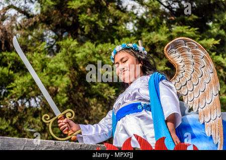 Cuidad Vieja,, Guatemala - Dezember 7, 2017: Mädchen verkleidet als Engel mit Schwert in der Parade die Feier Unserer Lieben Frau von der Unbefleckten Empfängnis Tag Stockfoto