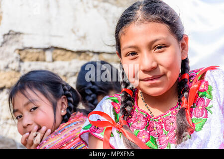 Cuidad Vieja,, Guatemala - Dezember 7, 2017: Traditionell gekleidete Einheimische Mädchen in der Parade die Feier Unserer Lieben Frau von der Unbefleckten Empfängnis Tag Stockfoto