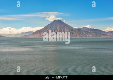 Malerische Landschaft Blick auf einem Vulkan auf der anderen Seite des Lago Atitlan von Panajachel, Guatemala. Stockfoto