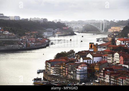 Stadt Flusslandschaft von Porto mit einigen Booten Stockfoto