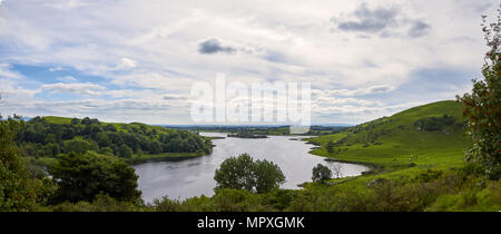 Landschaft mit Bergen, Wald und einem Fluss im Vordergrund. schöne Landschaft Stockfoto