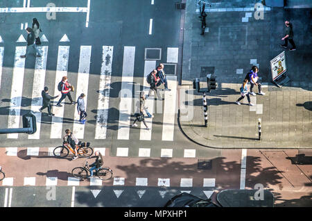 Rotterdam, Niederlande, 11. Mai 2018: Fußgänger und Radfahrer Kreuzung an der Ecke von Weena und Karel Doormanstraat Stockfoto