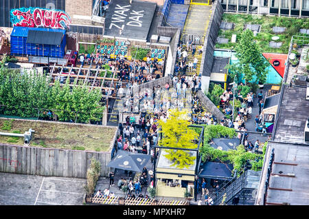 Rotterdam, Niederlande, 11. Mai 2018: Freitag Nachmittag Getränke an der Außenseite Cafe mit Biergarten Stockfoto