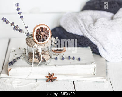 Noch stilvoll Leben mit Buch und hipster Dekor auf hellen Hintergrund, Konzept Hintergrund und Stil Stockfoto
