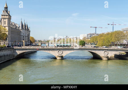 Blick auf die Seine und die "Pont au Change an einem sonnigen Tag in Paris. Stockfoto