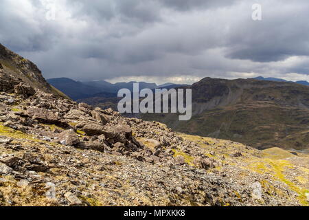 Der Gipfel des Croesor Cnicht können über das Tal von der Seite der Moelwyn Mawr gesehen werden, während Regen Wolken. Stockfoto