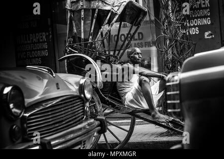 Kolkata rickshawala, Taxi, indische street photography, Rikscha, Indien, Liebe, traurig, Glücklichkeit, glücklich, Kampf, Straße, Arme, Obdachlose, einsam, Einsamkeit, Stadt, schlafen Stockfoto