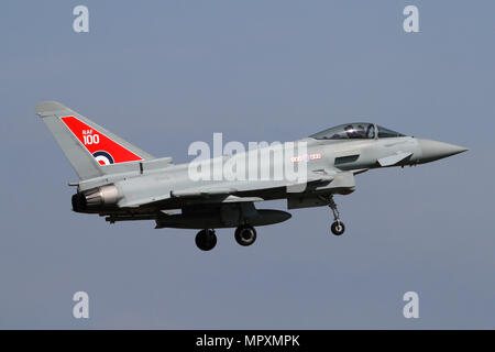 Eurofighter Typhoon FGR 4 von 29 Squadron Landung an RAF Coningsby. Flugzeuge zeigt die RAF 100 Jahr Jubiläum Markierungen für 2018. Stockfoto