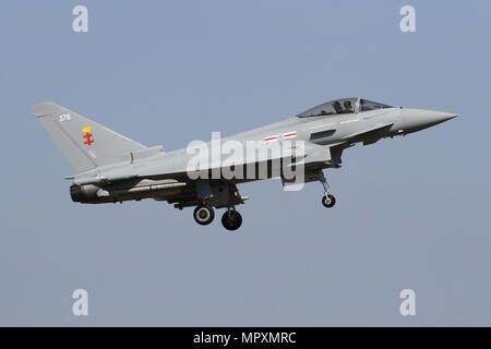 RAF Eurofighter Typhoon von 41 Squadron Zurück zur Home Base an RAF Coningsby, Lincolnshire nach einer Routine Ausbildungsflug. Stockfoto