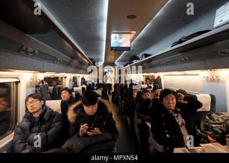 Passagiere, die aus der Stadt Sejong nach Seoul in einem Hochgeschwindigkeitszug von KTX (Korea Train Express) durch Korea Railroad Corporation betrieben Reisen gefördert als Korail die National Railroad operator in Südkorea Stockfoto