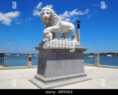 Lion Statue auf der Nordseite der Brücke von Löwen, St. Augustine, Florida, USA, 2018, © katharine Andriotis Stockfoto