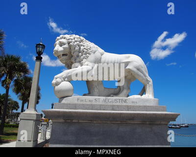 Lion Statue auf der Nordseite der Brücke von Löwen, St. Augustine, Florida, USA, 2018, © katharine Andriotis Stockfoto