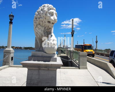 Lion Statue auf der Nordseite der Brücke von Löwen, St. Augustine, Florida, USA, 2018, © katharine Andriotis Stockfoto