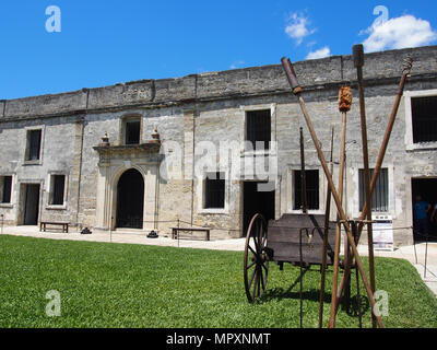 Artillerie, die in den Innenhof des Castillo de San Marcos, St. Augustine, Florida, USA, 2018, © katharine Andriotis Stockfoto