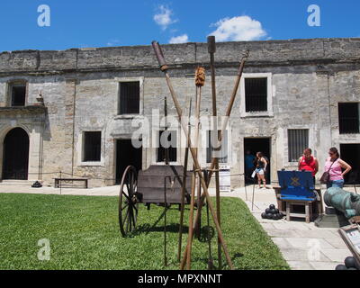 Artillerie, die in den Innenhof des Castillo de San Marcos, St. Augustine, Florida, USA, 2018, © katharine Andriotis Stockfoto