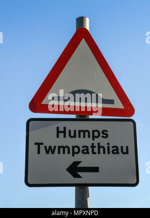 Schild Warnung Treiber von bremsschwellen in einer Wohnstraße. Das Zeichen ist zweisprachig mit walisischen Sprache Übersetzung Stockfoto