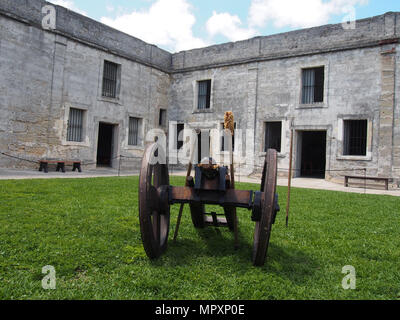 Artillerie, die in den Innenhof des Castillo de San Marcos, St. Augustine, Florida, USA, 2018, © katharine Andriotis Stockfoto