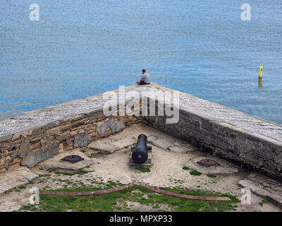 Mann auf einer Rautenförmigen Bastion am Castillo de San Marcos, St. Augustine, Florida, USA, 2018, © katharine Andriotis Stockfoto