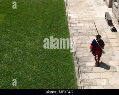Spanischer Soldat re-Enactor Patrouillen der Innenhof des Castillo de San Marcos, St. Augustine, Florida, USA, 2018, © katharine Andriotis Stockfoto