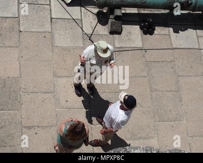 Tour Guide spricht mit Touristen am Castillo de San Marcos, St. Augustine, Florida, USA, 2018, © katharine Andriotis Stockfoto