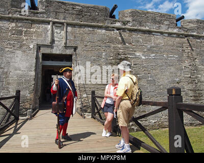 Spanischer Soldat re-Enactor mit Touristen am Castillo de San Marcos, St. Augustine, Florida, USA, 2018 spricht, © katharine Andriotis Stockfoto