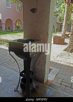 Erdöl, aber sehr effektive Wasserreinigungssystem am Gonzalez-Alvarez House, St. Augustine, Florida, USA, 2018 © katharine Andriotis Stockfoto