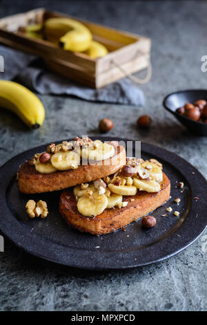 Lecker Zimt French Toast mit Banane, Walnuss, Haselnuss Stockfoto