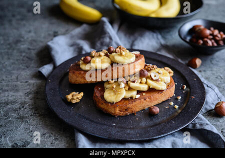 Lecker Zimt French Toast mit Banane, Walnuss, Haselnuss Stockfoto