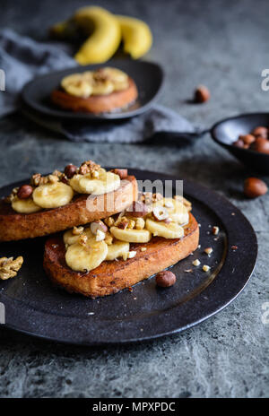 Lecker Zimt French Toast mit Banane, Walnuss, Haselnuss Stockfoto