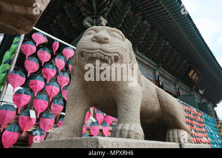 Skulptur von Lion im Innenhof der Bongeunsa buddhistischen Tempel in Samseong-dong, Gangnam-gu, Seoul, Südkorea Stockfoto