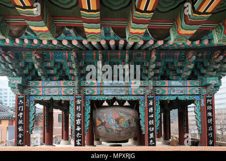 Reich farbig lackierten Holz- Struktur über eine riesige Glocke am Hof des Bongeunsa buddhistischen Tempel in Samseong-dong, Gangnam-gu, Seoul, Südkorea Stockfoto