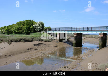 Alte Eisenbahnbrücke bei Condor Grün Lancashire, dass die Lune Mündung Fußweg über den Fluss Condor führt vor dem Betreten des Flusses Lune. Stockfoto