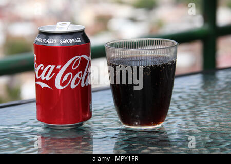 Georgische Dose Cola mit Glas Stockfoto