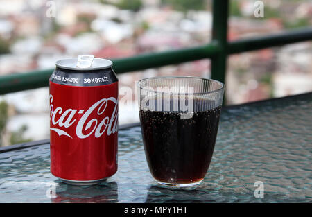 Georgische Dose Cola mit Glas Stockfoto