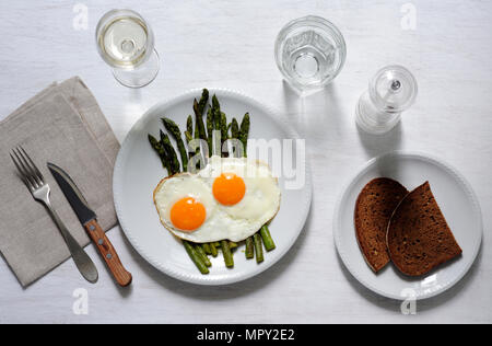 Ansicht von oben Frühstück mit Getränken am Tisch serviert Stockfoto