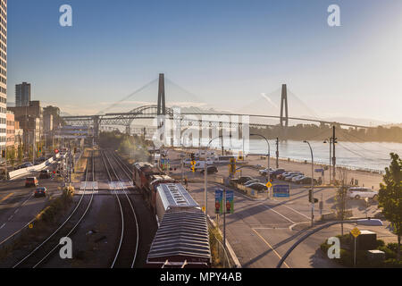 Hohe Betrachtungswinkel von New Westminster Brücke über den Fraser River gegen Himmel auf die Stadt bei Sonnenuntergang Stockfoto
