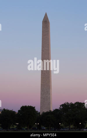 Low Angle View von Washington Monument, inmitten von Bäumen gegen den klaren Himmel bei Sonnenuntergang Stockfoto