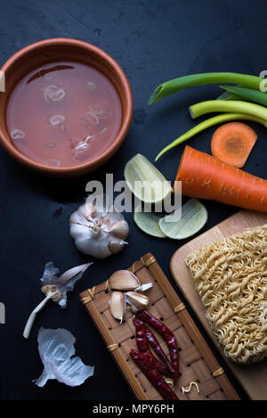 Ansicht von oben Suppe Zutaten mit Instant Nudeln auf Tisch Stockfoto