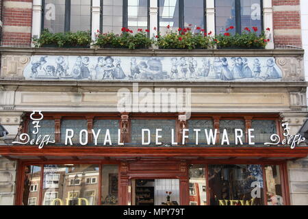 Ein Geschäft mit Delfter niederländische Töpferwaren und Souvenirs in Delft, Niederlande. Stockfoto