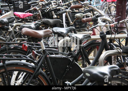 Dutzende von Fahrrädern entlang der Seite einer Gracht in Amsterdam, die Niederlande gesperrt. Stockfoto