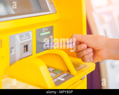 Nahaufnahme der Frau Hand einfügen Debit Card in ein Geldautomat. Stockfoto