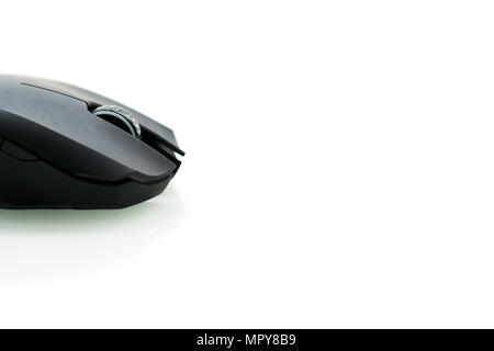 Wireless schwarz Computer Maus auf weißem Hintergrund, closeup Seitenansicht Stockfoto