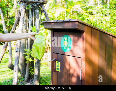 Closeup Frau Hand werfen plastik Müll in den Mülleimer. Stockfoto