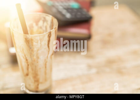 Leere Tasse Iced Mokka Kaffee auf hölzernen Tisch Hintergrund. Stockfoto