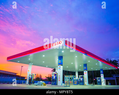 Krabi, Thailand - 1. September 2017: ESSO Tankstelle. Esso Tankstellen und Produkte wie Benzin, Diesel, Motoröl, Geschenkkarten, Kreditkarten Stockfoto