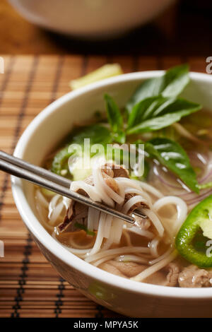 Close-up von Pho Suppe serviert in der Schüssel auf dem Tisch Stockfoto